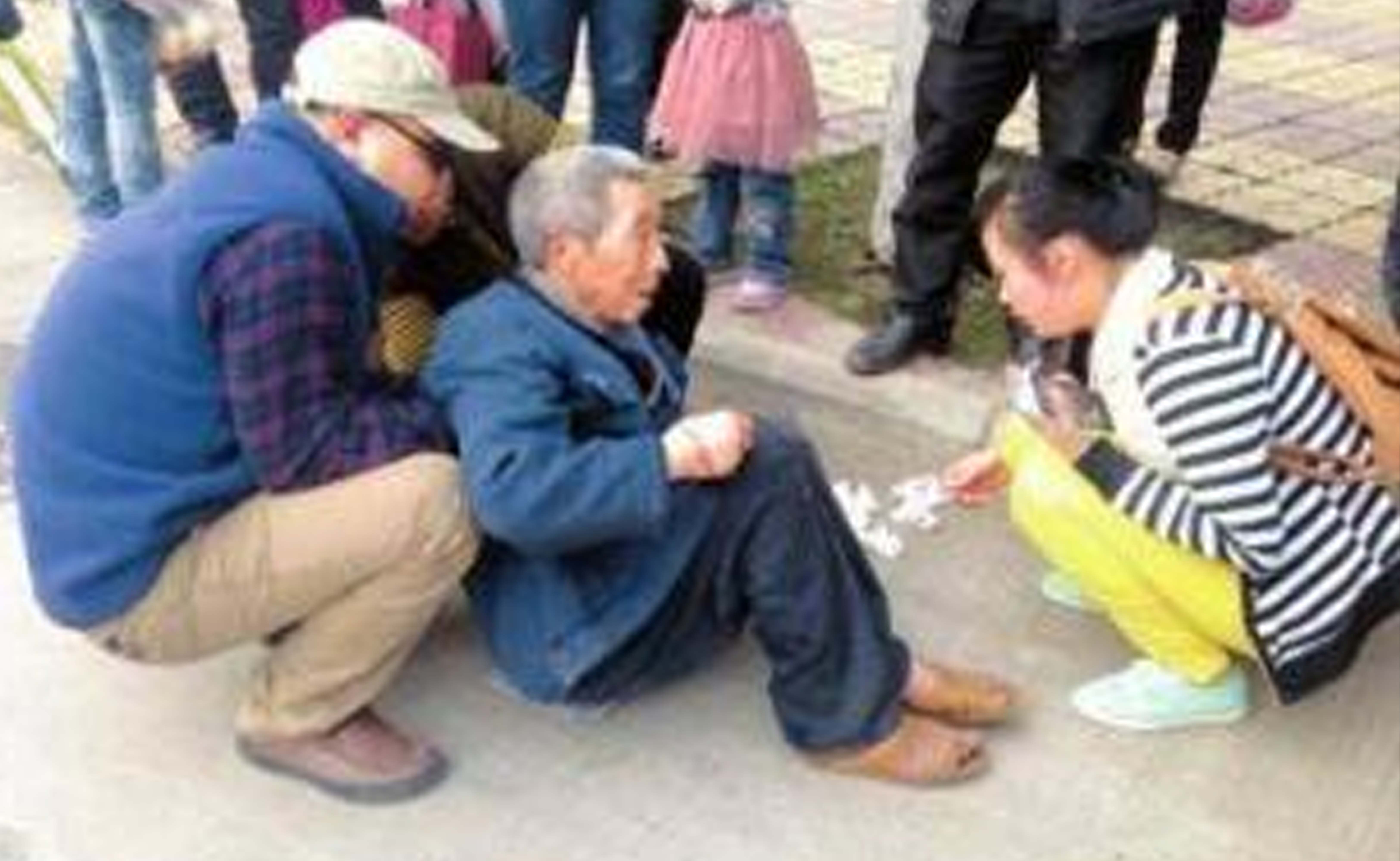 苏州地铁1号线养育巷站两位老人扶梯上摔倒，危急时刻这幕很暖心-巷站-轨交-地铁站-扶梯-地铁_手机网易