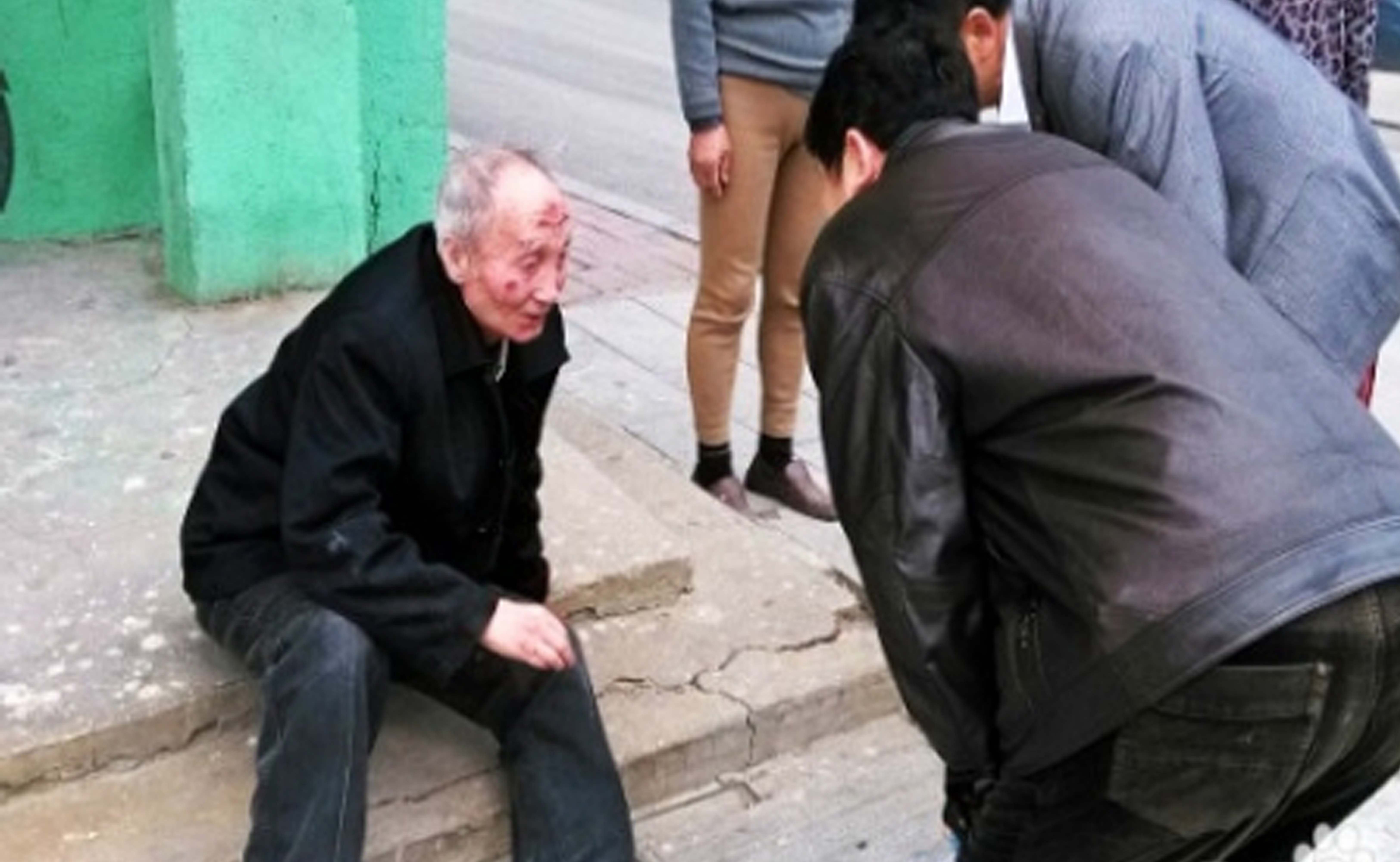 老人摔倒扶不扶？绛县少年真“服”了！乐于助人,为你点赞！-绛县-城关_手机网易